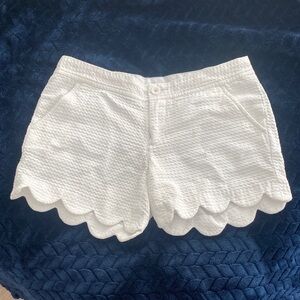 Lilly Pulitzer Buttercup White textured Shorts size 00 with scallop detail.